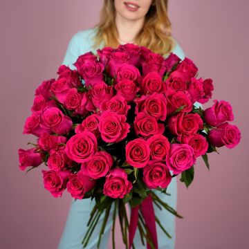 Букет из 51 ярко-розовой розы
