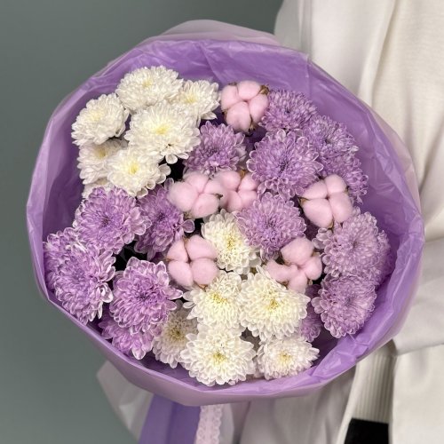 Букет из хризантем и хлопка